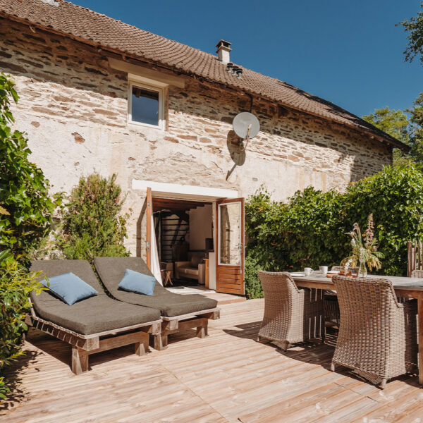 Terras met ligbedden bij La Bastide