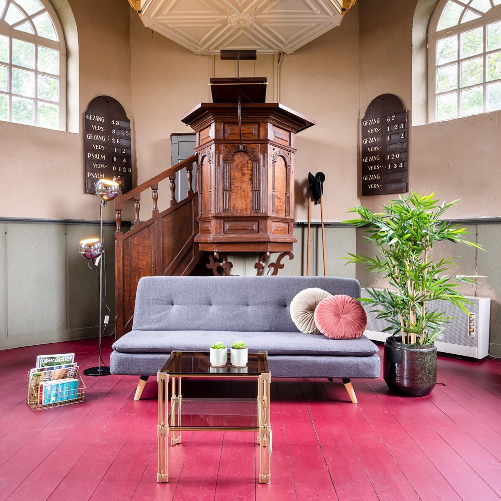 Zitje bij de preekstoel in een kerk
