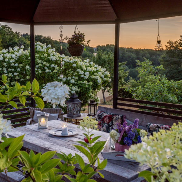 Overdekt terras met zicht op de zonsondergang