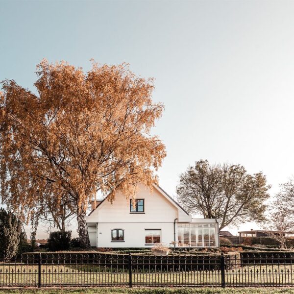 De witte boerderij met het badhuys in de Betuwe
