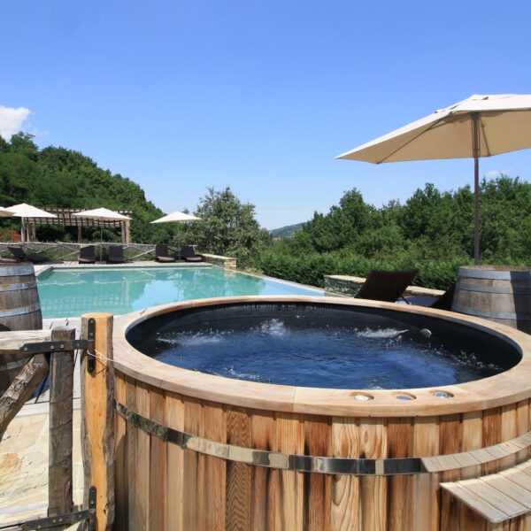 Hot tub aan de rand van het zwembad bij Casa Valle Erro