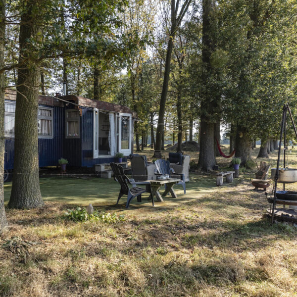Stoelen in het gras bij de woonwagen in de Achterhoek