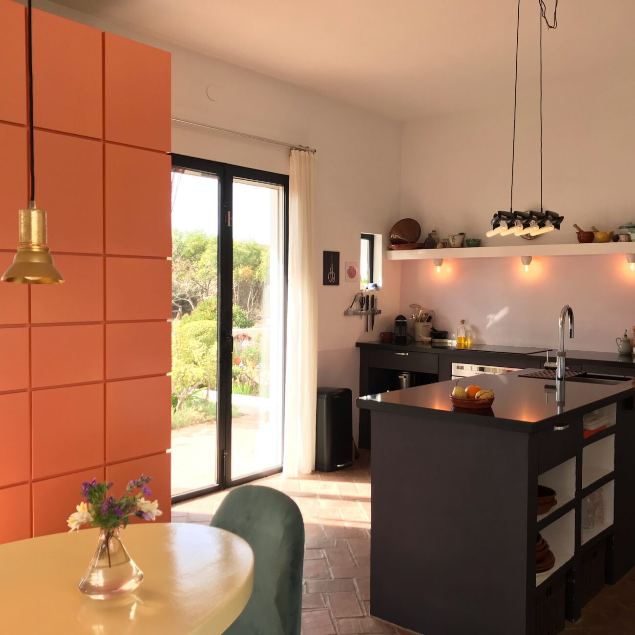 Strakke keuken met eethoek