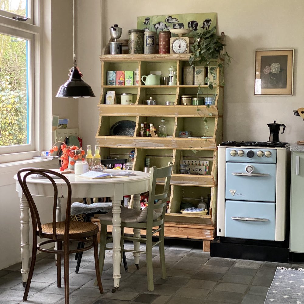 Keuken met vakkenkast in het vakantiehuisje