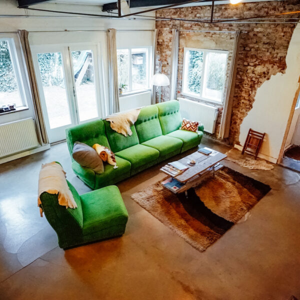Ruimte! Een comfortabele woonkamer, licht en ruim.