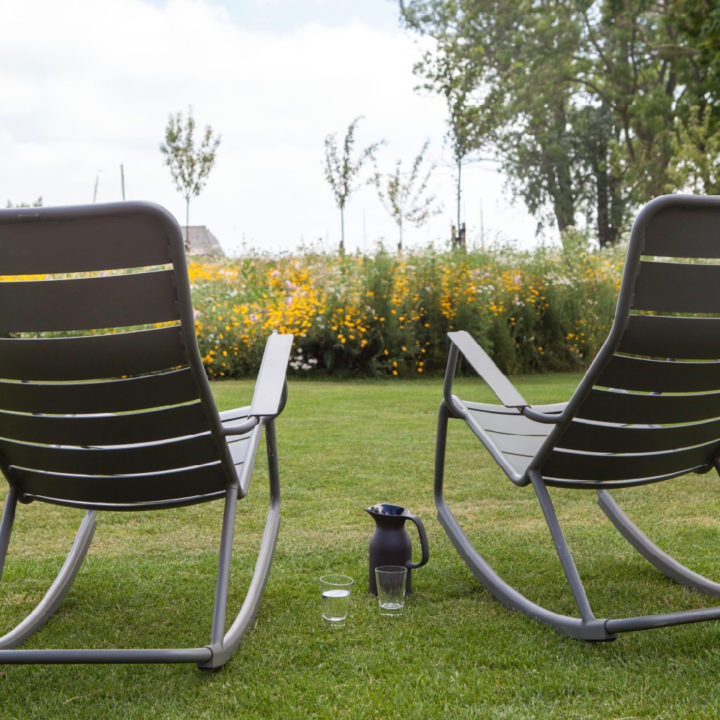 Ligstoelen in de tuin