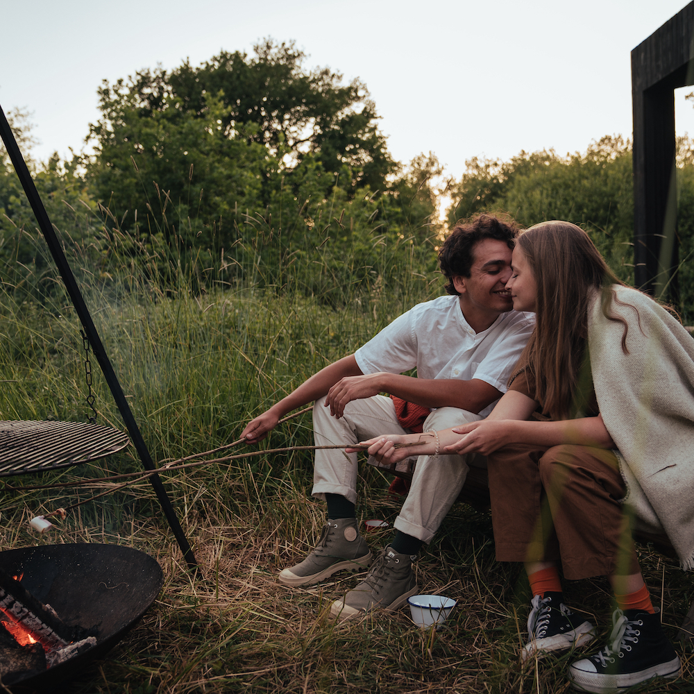 Stelletje roostert marshmallows bij Cabin