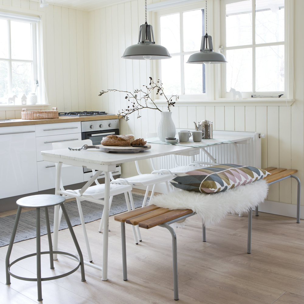 De keuken van Boshuis Nij Hildenberg met houten tafel, krukjes en een bankje.