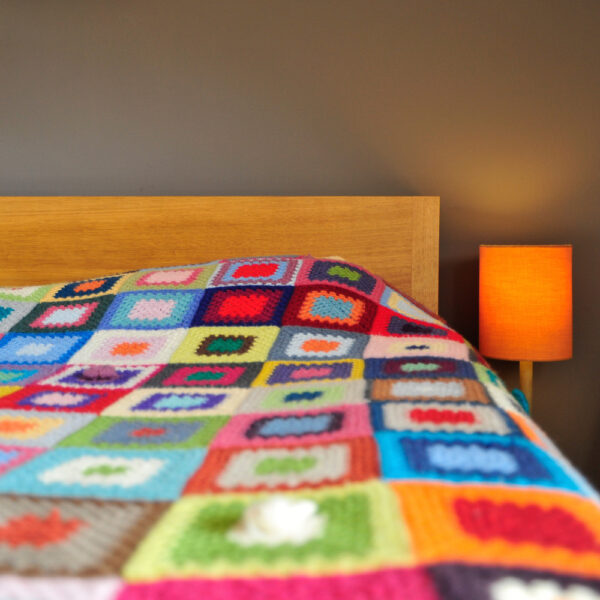 De gekleurde sprei in kamer Aleppo.