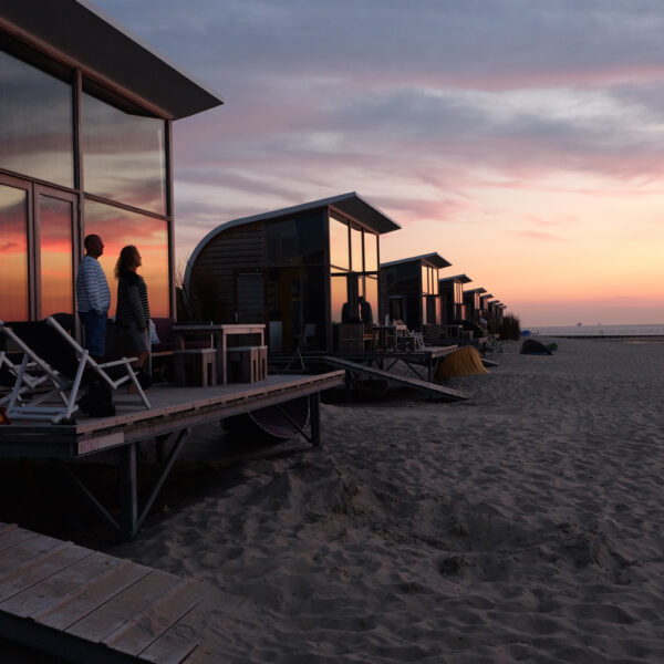 Unieke strandhuisjes op het strand van Groede in Zeeland.