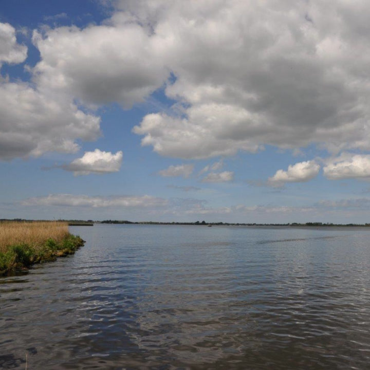 Met een bootje via de Markervaart naar het Alkmaardermeer.