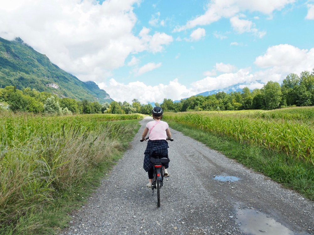 Een e-bike op een landweg in de Savoie