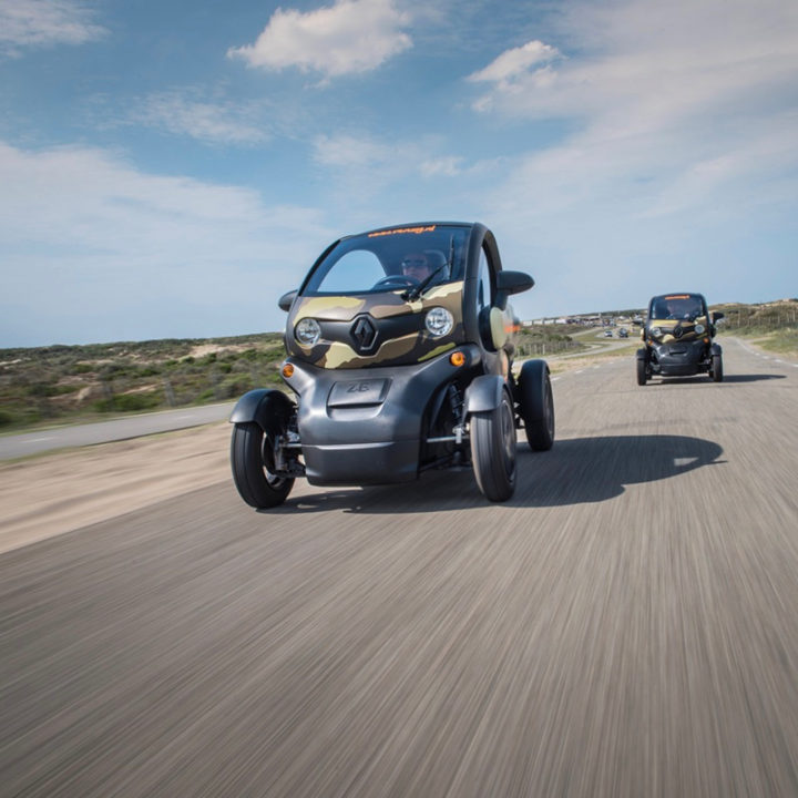 Twee elektrische auto's in de duinen