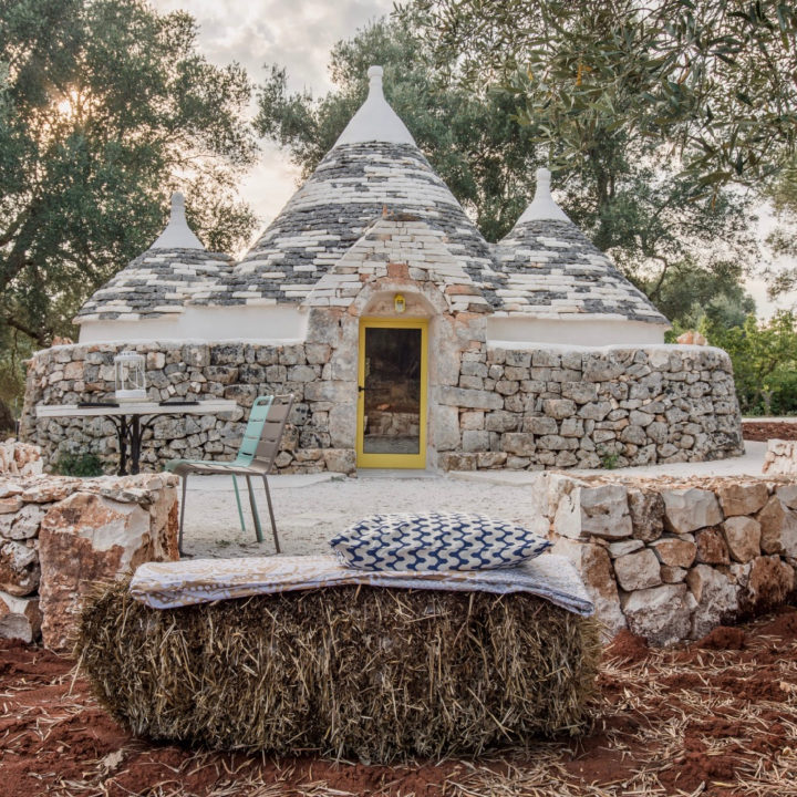 Authentieke trullo met zitje ervoor