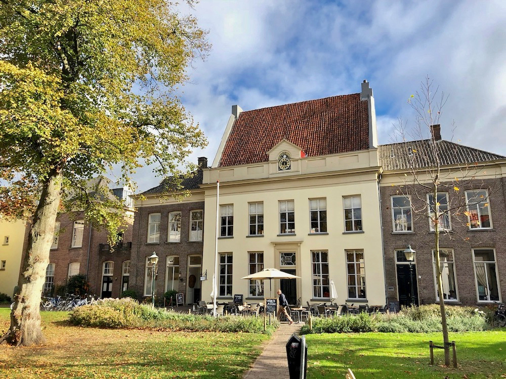 Statige panden in een hofje in Zutphen