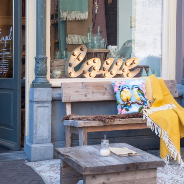 Gevel Engel Winkelcafé met LOVE in de etalage