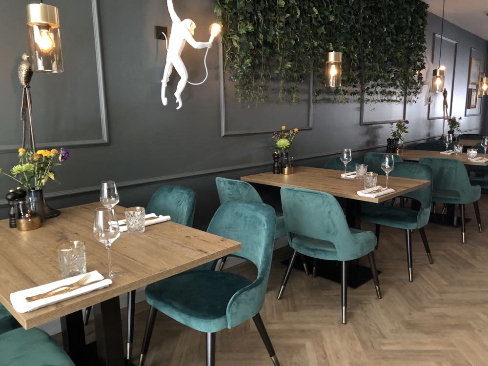 Interieur van restaurant in Hattem, witte aap aan de lamp
