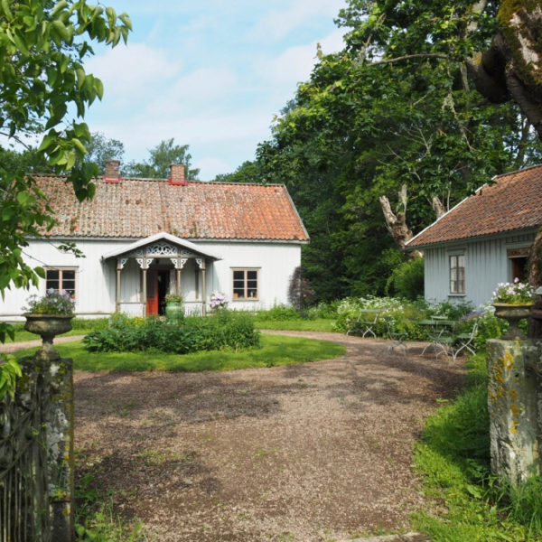 Houten huisjes op het Zweedse platteland
