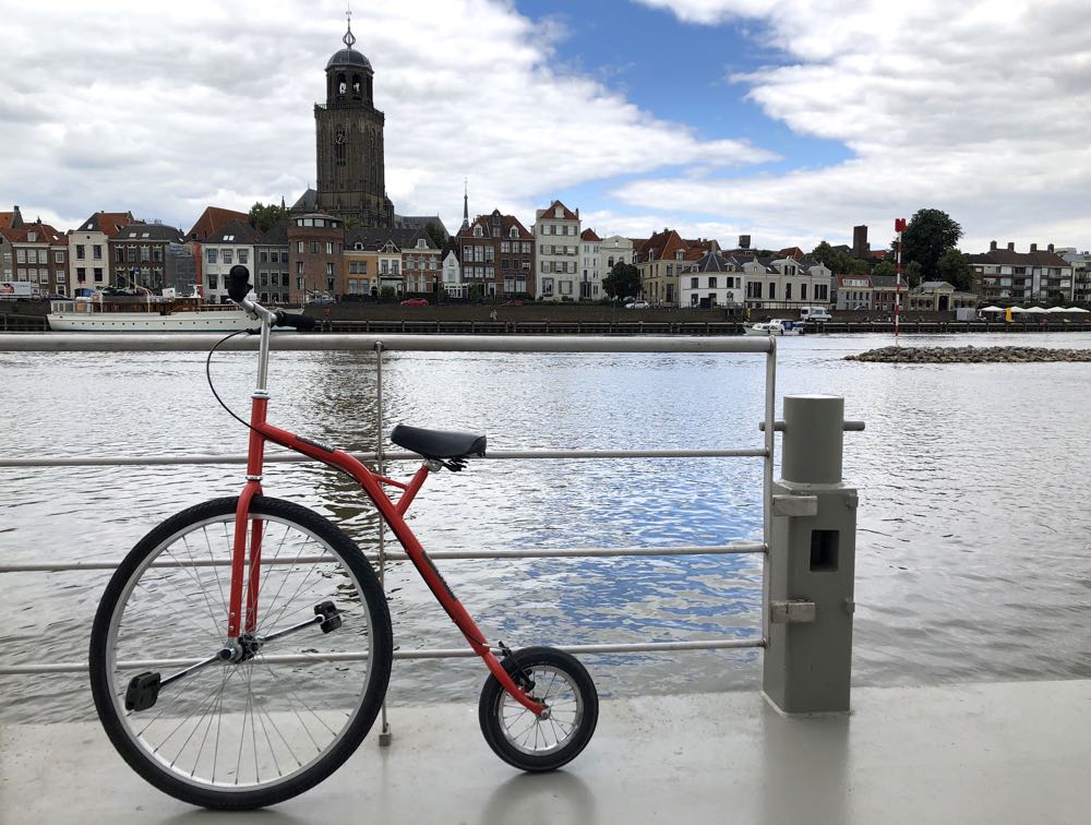 Ouderwetse fiets met de skyline van Deventer op de achtergrond