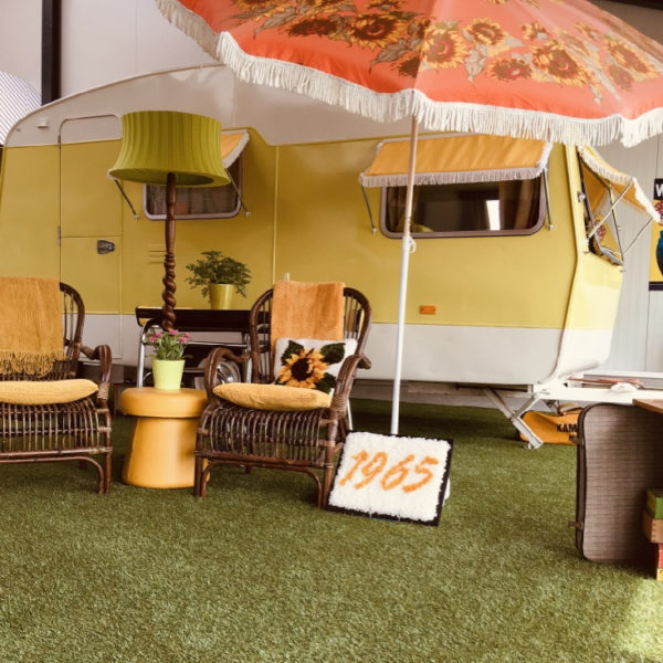 Indoor camping met grastapijtje en parasol