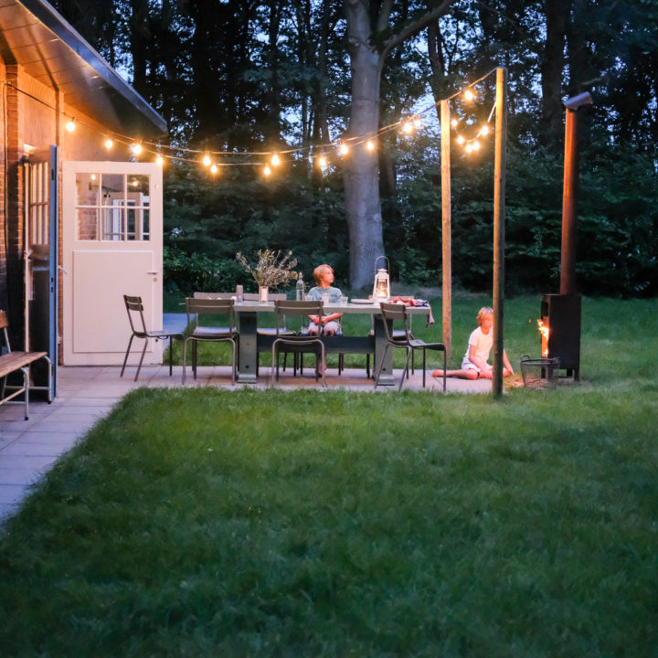 Verlicht terras met haard bij een vakantiehuis