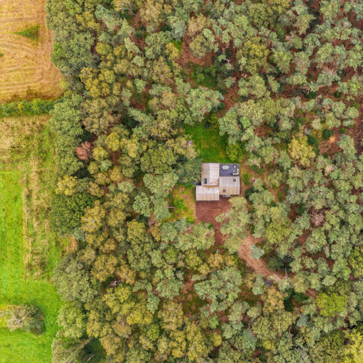 Vakantiehuis in het bos, gezien vanuit de lucht