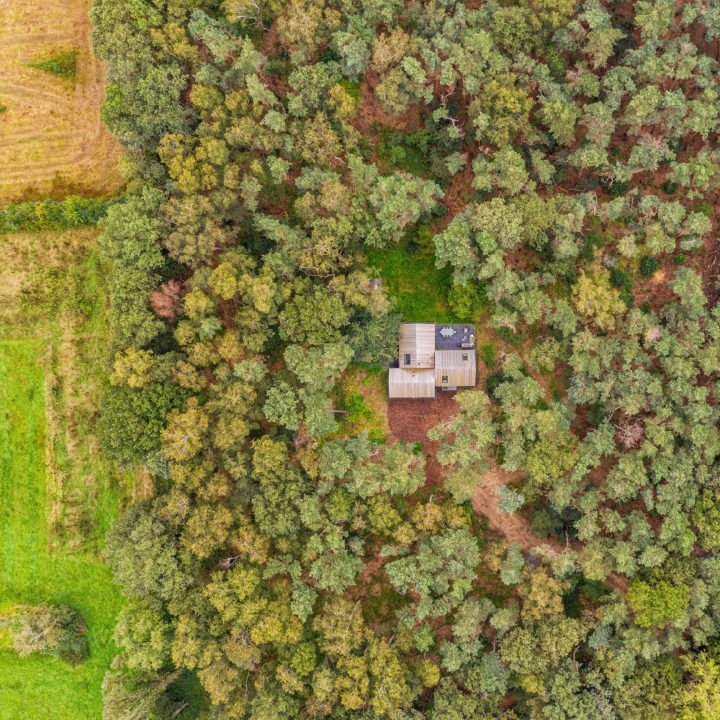 Vakantiehuis in het bos, gezien vanuit de lucht