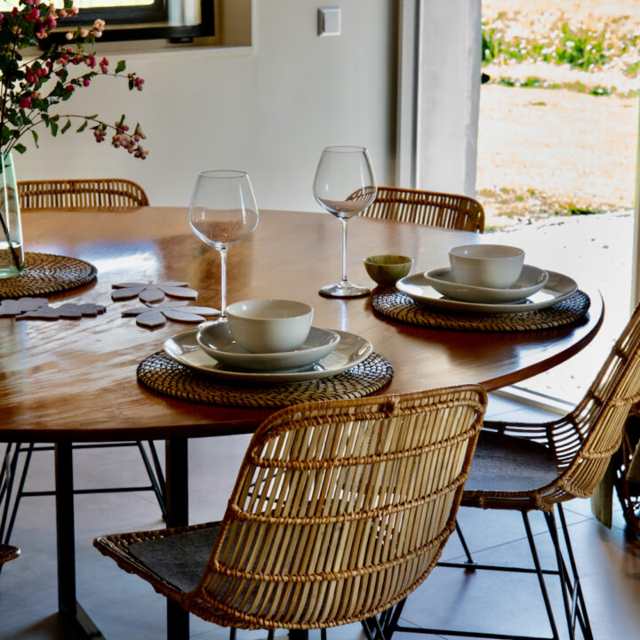 Ronde eettafel met rotan stoelen in het vakantiehuis in Linschoten