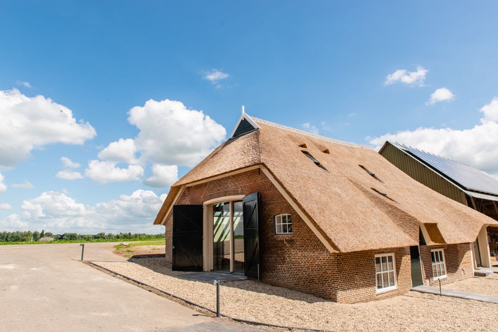 Rietgedekte schuur met twee appartementen