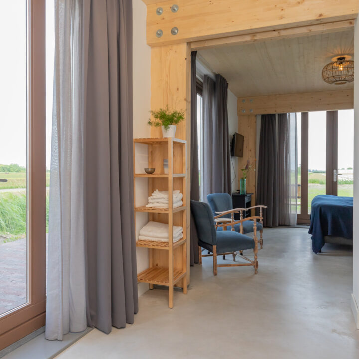 Doorkijk naar de B&B kamer met blauwtinten