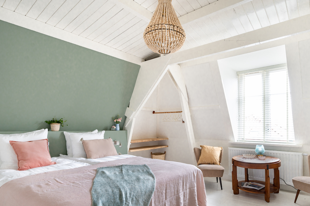 Suite met groen en roze bij boutique hotel de Stadsherberg