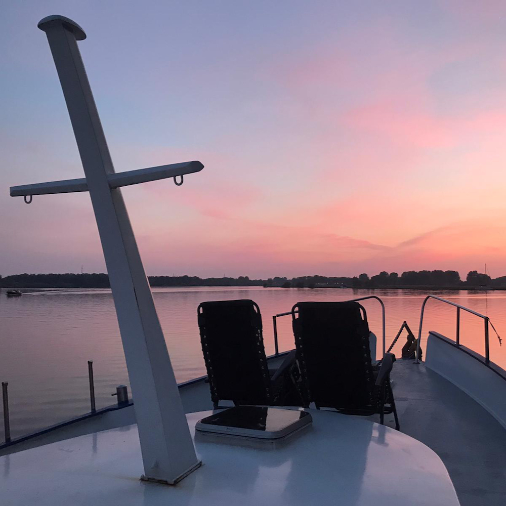 Zonsondergang vanaf het voordek gezien