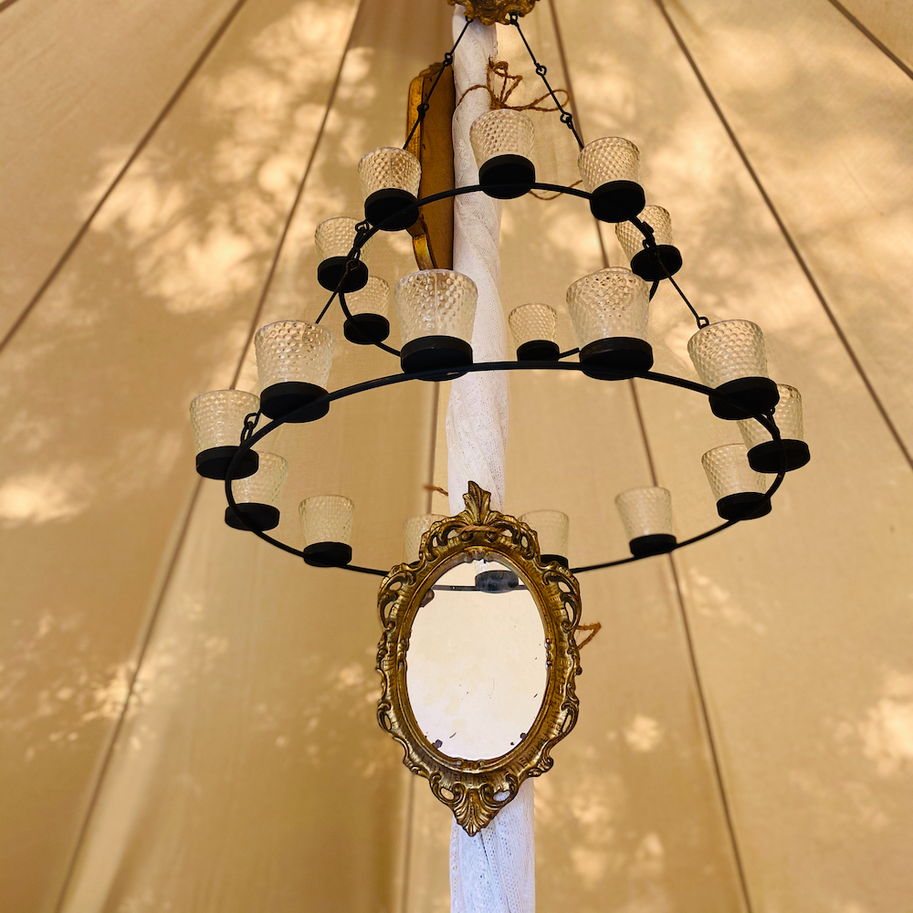 Kroonlucht in de bell tent