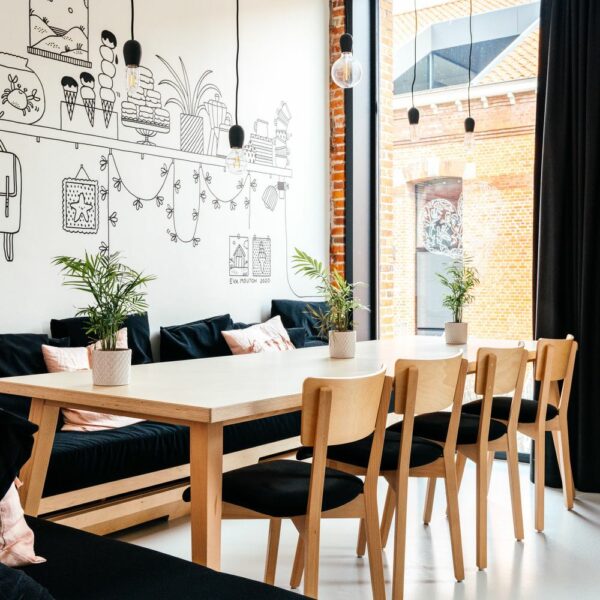 De eettafel in het 10-persoons vakantiehuis in Oostende