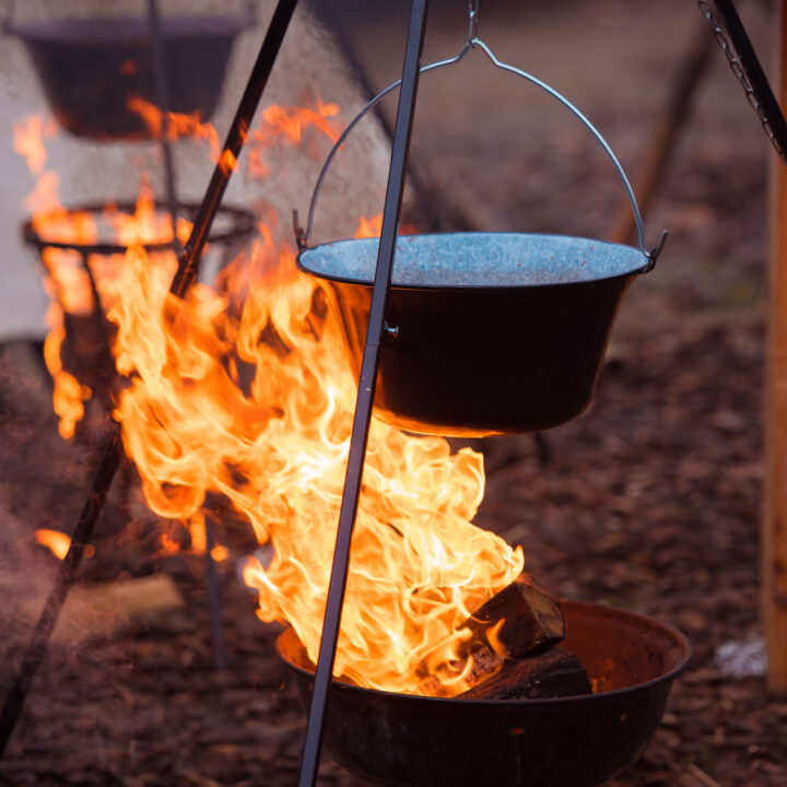 Driepoot met pan en vuurtje