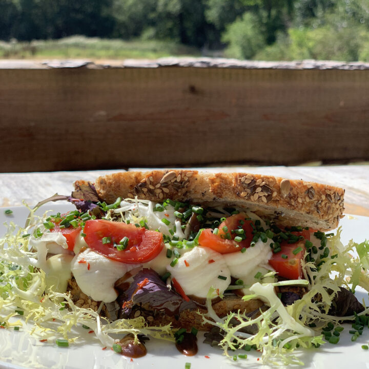 Lekker lunchen op het terras bij je hotel in Drenthe