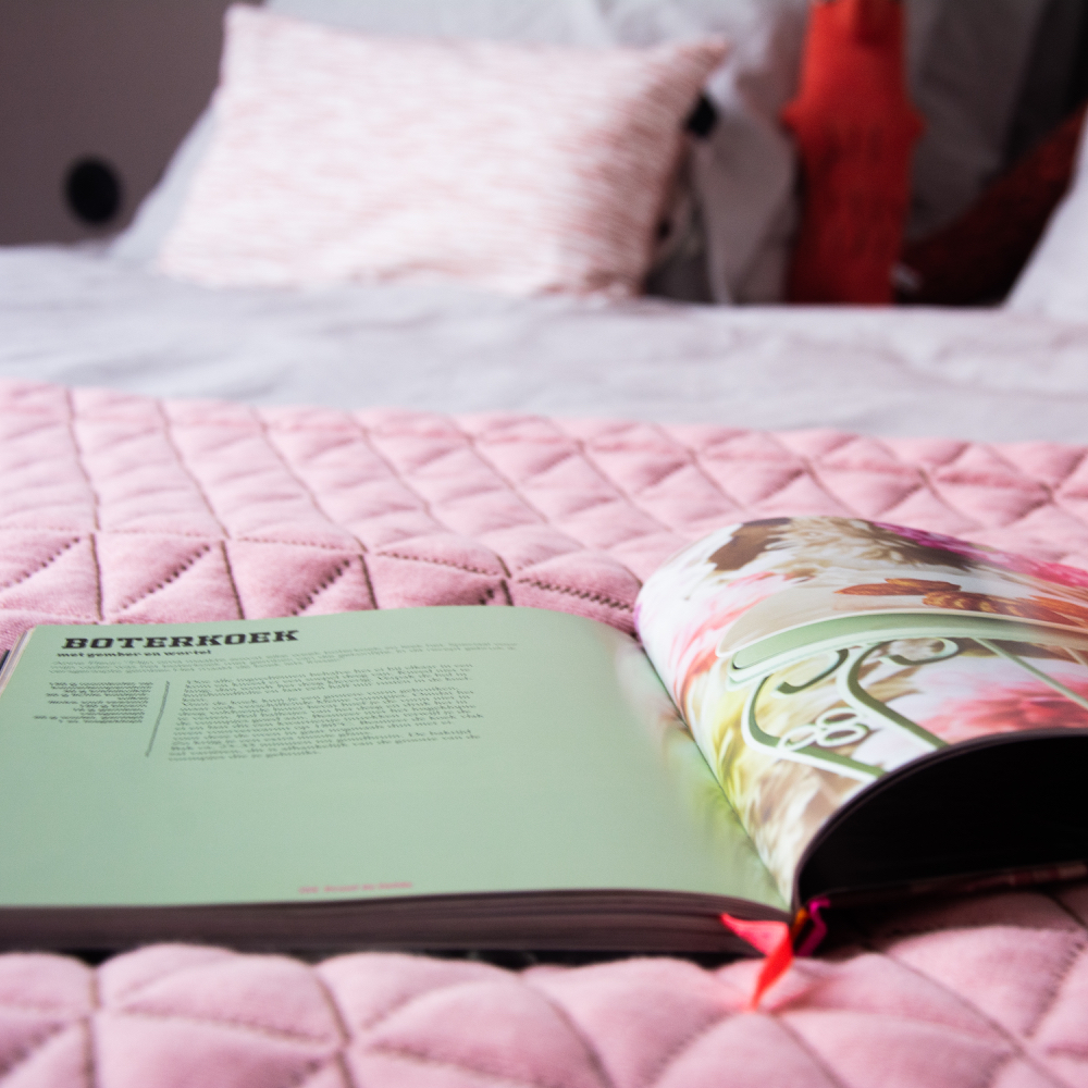 Boek op bed