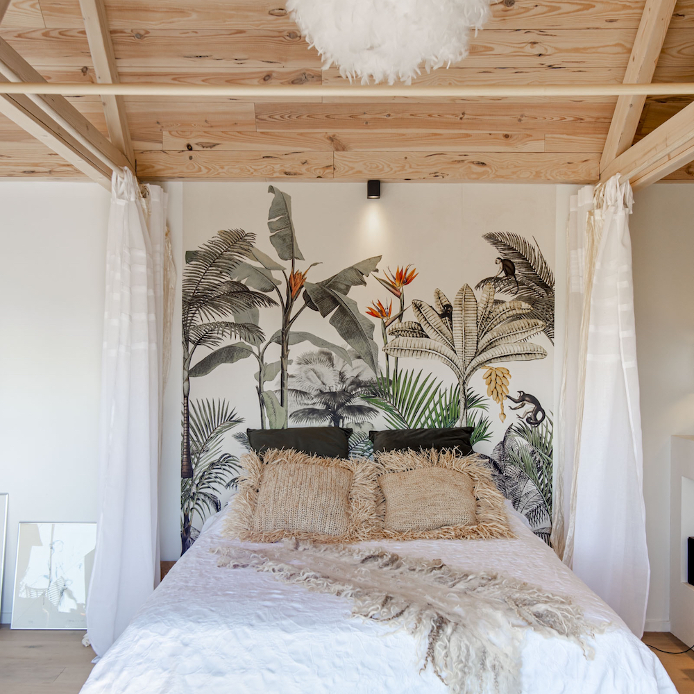 Slaapkamer met mooie muurschildering van planten in Gelderland