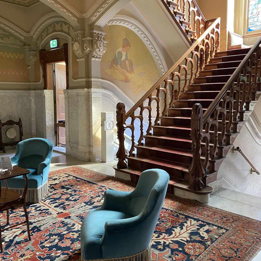 Indrukwekkend trappenhuis in het museum