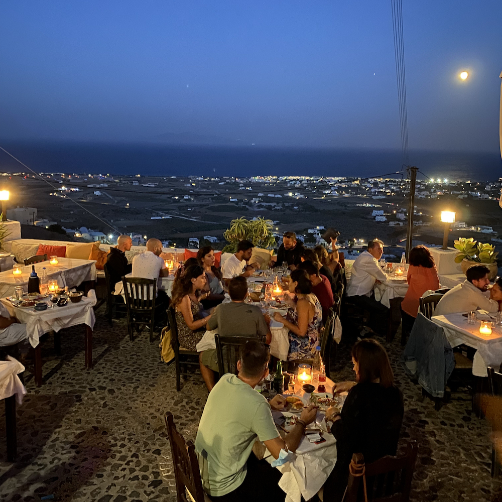 Terras in het avondlicht