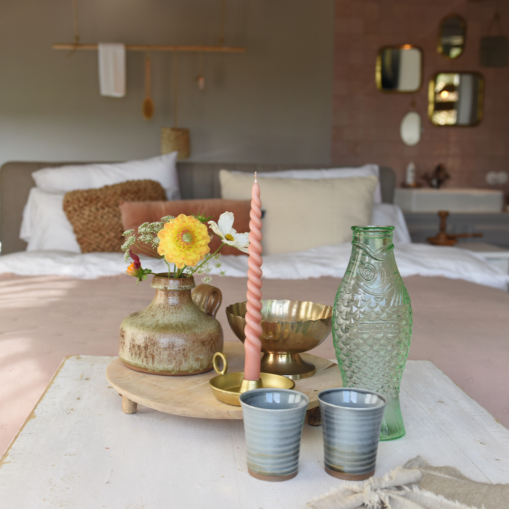 Vaasjes en accessoires op tafel in de B&B