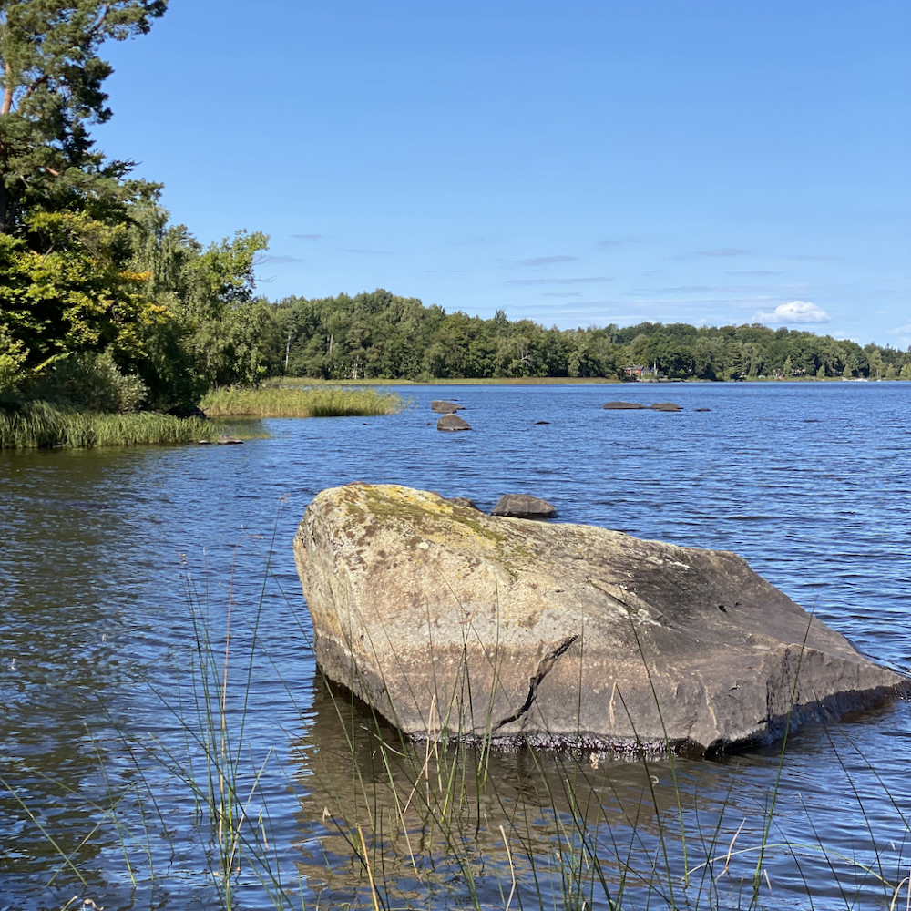 Genieten bij de waterkant in Asnens Smaland