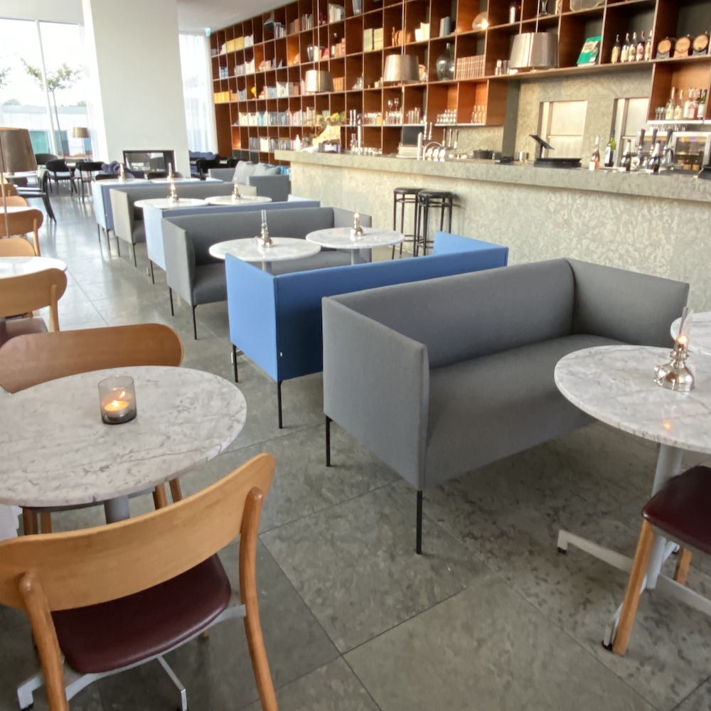 De lounge en bar van een luxe hotel