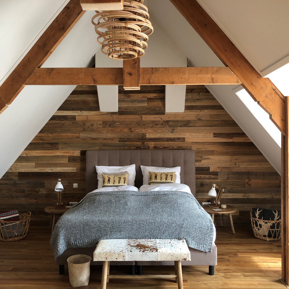 Slaapkamer met authentiek balkenplafond in Lermoos