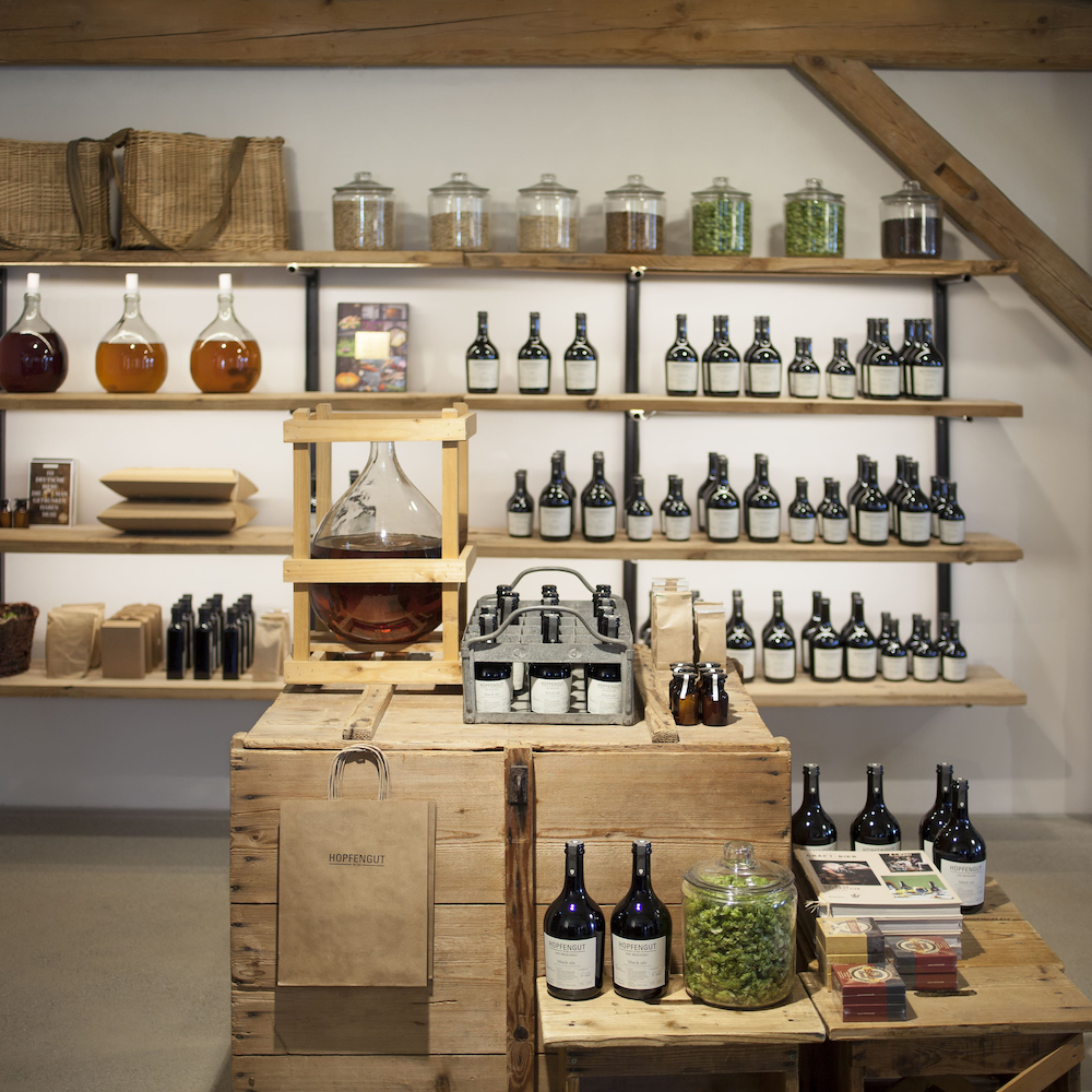 Flessen op de houten schappen