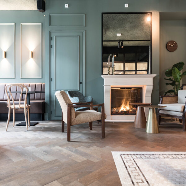 Lounge met haard voor de gasten van het hotel