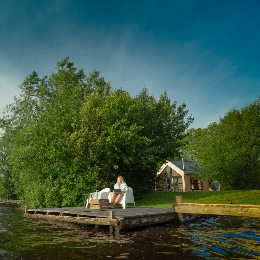 Werken aan de waterkant in Friesland.