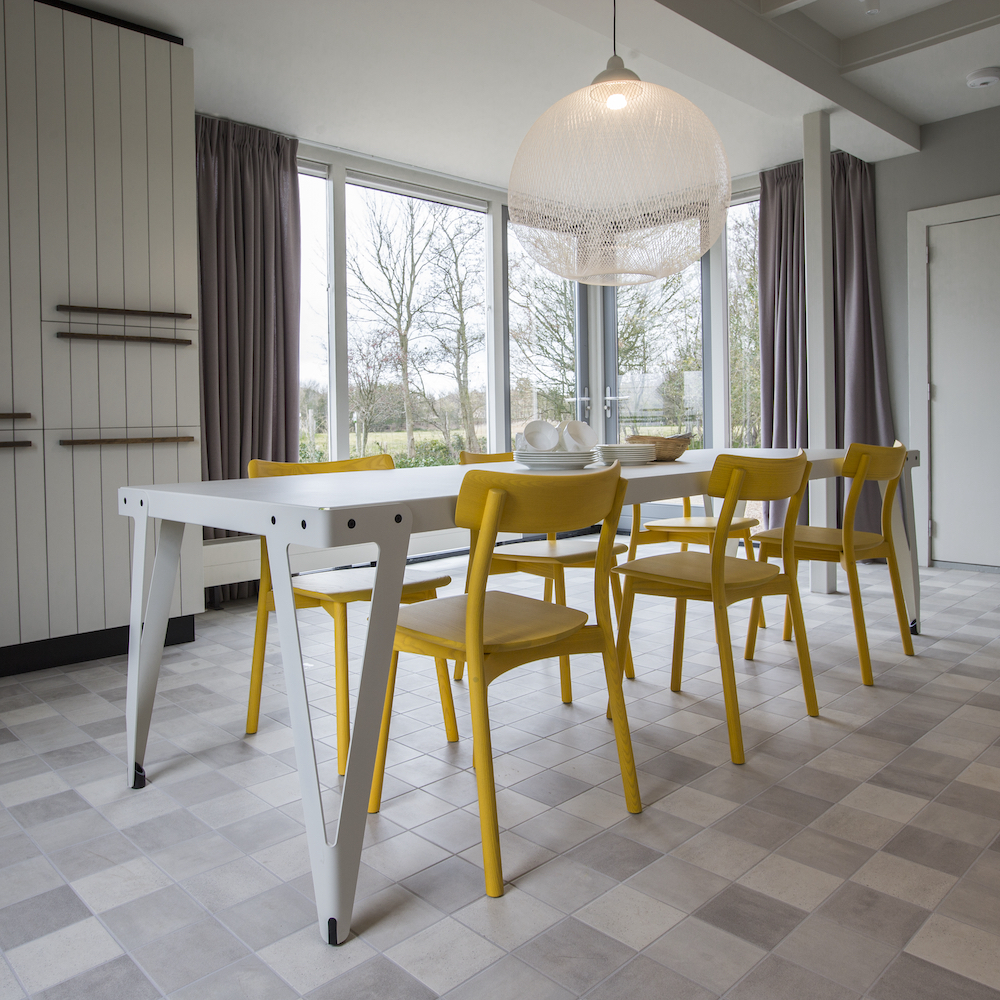 Eetttafel met gele stoelen in het vakantiehuis bij zee