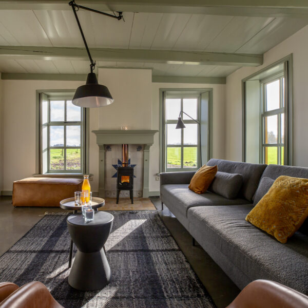 Woonkamer bij het vakantiehuis in de molen