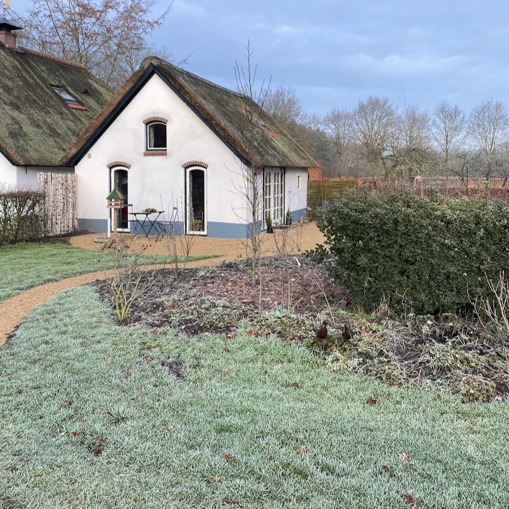 Wit rietgedekt vakantiehuisje